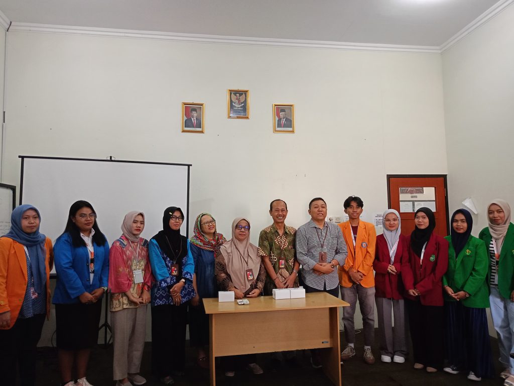 Foto bersama Dekanat dan dosen FBB Untag Semarang dan Mahasiswa PMM