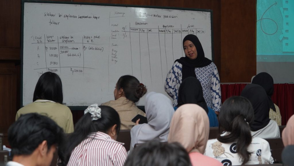 Praktek membaca di mata kuliah Bahasa Inggris mahasiswa FEB