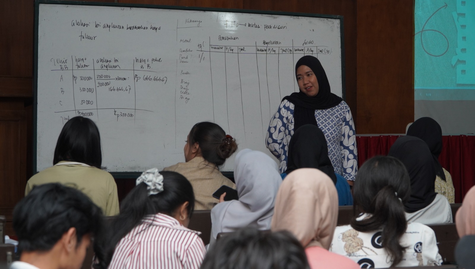 Praktek membaca di mata kuliah Bahasa Inggris mahasiswa FEB