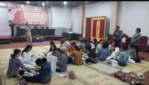 Anggota Puanhayati Jateng melakukan pelatihan membatik bertajuk Bangga Buatan Indonesia di Hotel Tjokro Klaten yang diselenggarakan pada 5-6 November 2024. Foto: @glossy_dwie