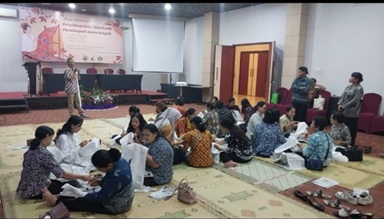 Anggota Puanhayati Jateng melakukan pelatihan membatik bertajuk Bangga Buatan Indonesia di Hotel Tjokro Klaten yang diselenggarakan pada 5-6 November 2024. Foto: @glossy_dwie